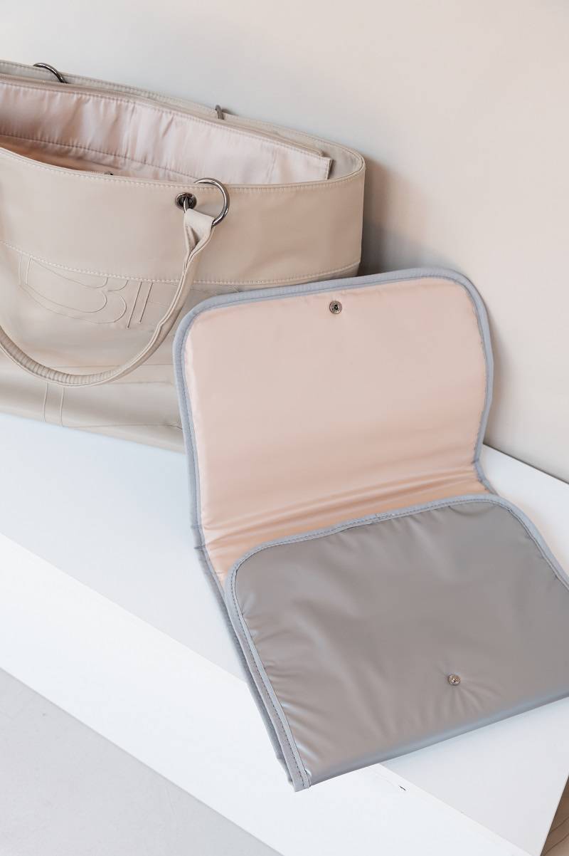 bamboom-borsa-mamma-tracolla-ecopelle-sand-10-35x53-con-materassino image 2