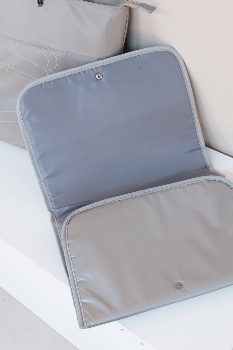 bamboom-borsa-mamma-tracolla-grigio-05-con-materassino image 5