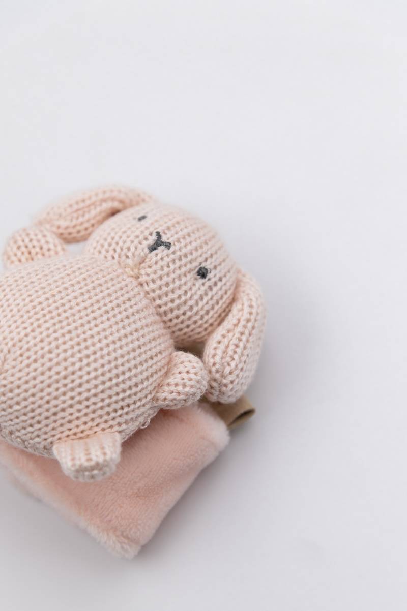 bamboom-giochino-braccialetto-maglia-rabbit-rosa-04 image 2