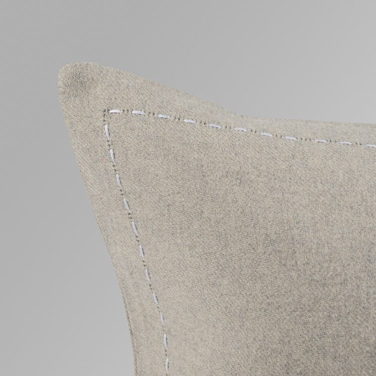 rivolta-carmignani-ecurie-d-angers-cuscino-decorativo-50x50-in-cashmere image 2