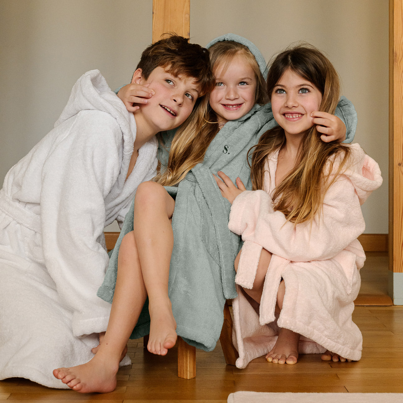 dalfilo-accappatoio-bimbi-con-cappuccio-in-spugna-di-cotone-380-g-m2 image 5